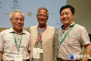 長榮大學黃伯和副校長、陳建邦主任出席年會，與尤努斯博士合影。