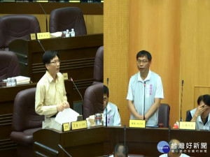 詹江村指出綠捷站區及沿線的土地根本還沒有取得，恐將面臨「有站無路」的窘況。(圖／翻攝桃園市議會網站)