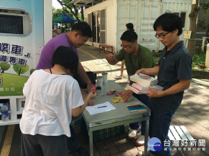 台中市環保局二手物銀行到全市國、高中及大專院校，幫助畢業生回收書籍、服飾及家飾物品等堪用二手物品。（圖／臺中市政府環保局）