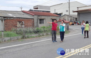 水林後寮社區往市區路面年久失修，雲林縣議員蔡岳儒與村長陳正龍以及鄉代吳芙蓉等會勘並爭取路面鋪設工程。