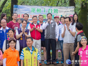 桃園區體育會於虎頭山公園舉辦親子運動嘉年華千人健走活動。