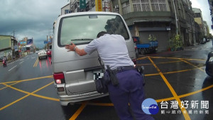 返家熄火車停路中央 南門警推車助排除