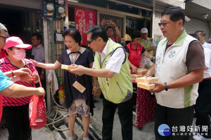 番社里鄭秀玉里長發放愛心便當 涂市長肯定善舉