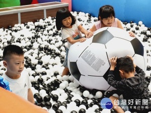 南紡購物中心童裝下殺4.5折，再玩萬顆黑白球夢樂園。
