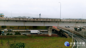 為顧慮颱風期間高速公路行車安全，交通部高速公路局表示，國道1號汐五、五楊高架及國道5號頭城至蘇澳等2個路段，一旦平均風速達7級以上，將降低速限並禁止大型車行駛，若達10級以上，則將封閉禁止通行。 （圖／Wikipedia）