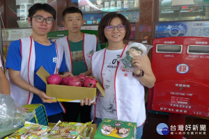 有力出力，熱心民眾捐出全園約3千斤火龍果，供北台南家扶籌措學童新學期註冊費用。