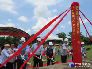 苗栗首座海洋風親子公園昨由縣長等人共同持鏟動土興建。（記者許素蘭／攝）