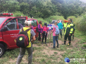  
九名登山客登塔曼山迷途，警方前往救援。
