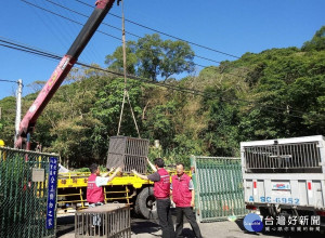 出動大型吊車針對八里動物之家預演收容犬貓撤離計畫，以確保收容動物生命安全。（圖／動保處提供）