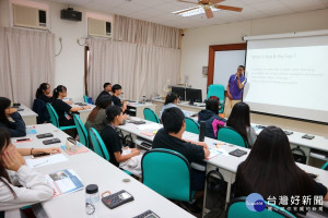 南區高級中學暑期英語營於南華大學登場，以情境式教學強化英語表達