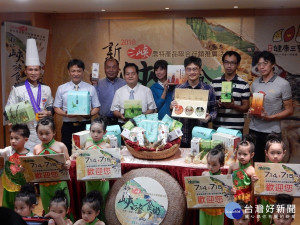 展售會以「峽旅食尚」為活動主題，邀請大家來三峽品嚐美食，有蜜香紅茶、碧螺春、綠竹筍、蜂蜜等各種在地農特產品。（圖／記者黃村杉攝）