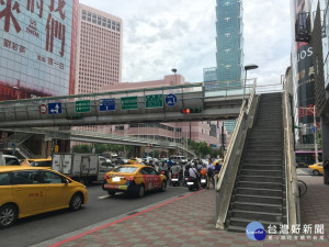由於世貿人行陸橋平常較少人行走，再加上北市推廣人本交通政策，因此台北市工務局新建工程處從7月13日（週五）～107年8月2日（週四）止，將試封閉世貿人行陸橋，並研議拆除該陸橋。（圖／台北市工務局新建工程處）