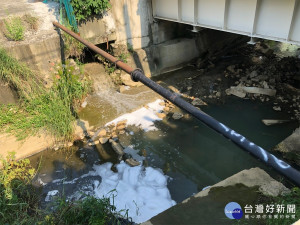 河川出現異常泡沫，就是工廠偷排鐵證。（圖/記者郭玟君攝）