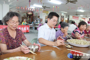 探視社區關懷據點　黃健庭與長者共進午餐