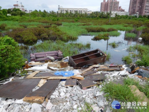 東港鎮閒置空地遭棄置廢棄物　屏縣掌握違規行為人將依法開罰