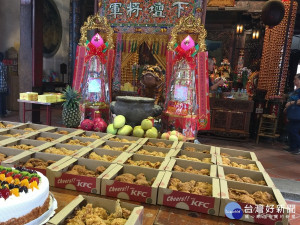 祀典興濟宮虎爺聖誕「乞虎祈福」，35桶炸雞當供品。

