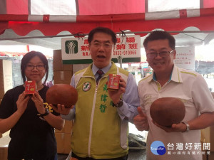 台南市長參選人黃偉哲立委，親自前往蔴鑽農坊許益堂攤位，推薦許益堂家族自產、自製的「柚子蔘」等優良產品。  

