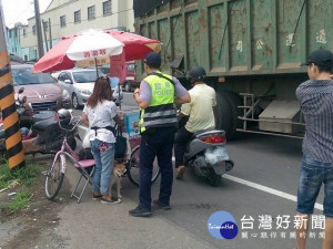 北港警方特於牛墟日實施清道專案，避免攤商車輛或消費者因違規停車及擺攤，影響其他用路人權益。