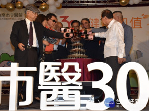 台南市立醫院香檳塔注酒儀式歡度30歲生日。



