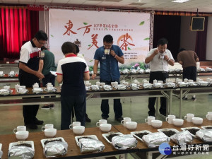 全國東方美人茶評鑑比賽熱鬧展開，提升製茶技術，確保茶葉的品質。

