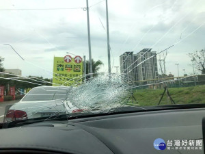 桃園市政府捷運工程局專門委員鄒淑霞座車的擋風玻璃被被大號的「 紅不讓」擊中。