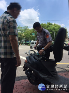 男子機車沒油好糗　南門警飛奔加油站載油