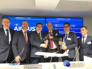 星宇航空在16日於英國舉辦的法恩堡航空展上，與空中巴士集團（Airbus）簽訂購買17架A350XWB客機意向書（MOU），其中包含5架A350-900及12架A350-1000。（圖／星宇航空Facebook）