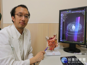 醫生指著大腸腺瘤位置。林重鎣攝