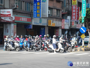 三重區重新路中興南街口、重新路外側(重新路往中興北街、湯城方向)增設機慢車左轉專用道。（圖／交通局提供）