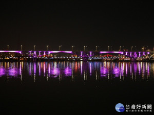 藍色公路夜航遊覽淡水河沿岸風光景緻，從另一個角度觀賞臺北大橋、重陽橋、社子島…等沿岸景色。（圖／交通局提供）