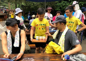 南投縣鹿谷鄉3位返鄉青年所組成的「山裡的寶藏」團隊，糾集四健義指團隊及廣興國小的小朋友，到溪頭森林遊樂區進行『淨山．奉茶』快閃活動，獲遊客熱烈回響。