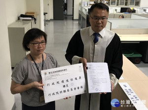 環保局長劉和然及委任律師陳憲政18日親自將訴願書封緘後，直接由副局長王美文及律師親送至環保署完成提起訴願的程序。（圖／記者黃村杉攝）