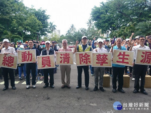 為防範登革熱疫情流行，高市衛生局前往前鎮漁港稽查宣導。（圖/記者郭文君攝）