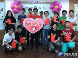 家扶孩子國中會考傳佳績，卻為籌募註冊費擔心。