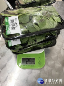 台北市衛生局公布6月生鮮蔬果抽檢結果，頂好超市大直店的九層塔，被檢出殺菌劑百克敏超標17倍。（圖／台北市衛生局）