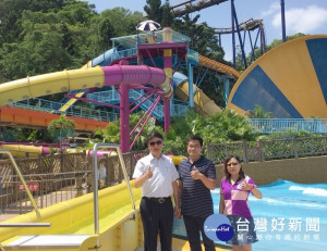 劍湖山世界推出全台唯一世界級新設施｢尖叫無底洞｣水上自由落體，讓遊客在發射台上倒數計時腎上腺素飆升，尖叫凍未條。（記者陳昭宗拍攝）