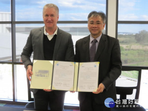 朝陽校長鄭道明（右）和澳洲航空學校簽約。林重鎣翻攝