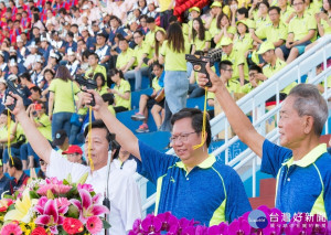 「107年桃園市運動會」在桃園市長鄭文燦、立法委員鄭寶清及桃園市體育會理事長葉政彥共同鳴槍中正式展開。