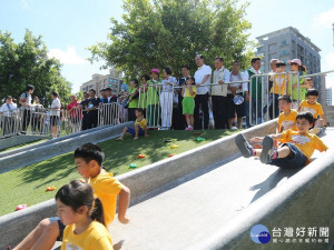 市長朱立倫出席主持三重集賢環保公園兒童遊戲場啟用。（圖／城鄉局提供）