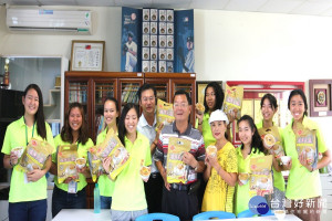 三慈國小英語營校友侯美蓮以及中華民國鹿產品運銷合作社理事主席王登教贈送虱目魚碗粿、虱目魚丸湯以及鹿茸元氣慰勞華裔青年，她們與校長黃三和一起享用虱目魚碗粿美食。