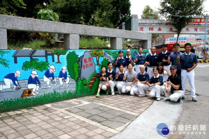 南投縣竹山國小即將邁入120周年，校長鄒庚辛為感恩慈濟於當年921地震時援建竹山國小，特與慈濟志工進行學校圍牆彩繪工程。