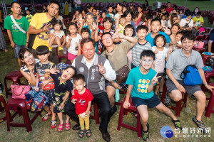 桃園市長在「2018桃園夏日親子藝術節-英國SPARK打擊樂團」活動中與市民朋友們同樂。