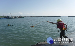 為強化溺水案件之搶救能力，雲林縣消防局四湖分隊偕同義消假三條崙漁港辦理水域救生訓練，演練逼真確實。（記者陳昭宗拍攝）