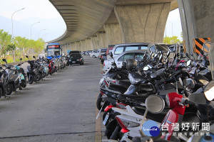 壯圍國道共乘停車場車滿為患。（圖／記者陳木隆攝）