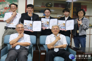 崑山科大校長蘇炎坤（前左）稱許3位學生是崑大之光。