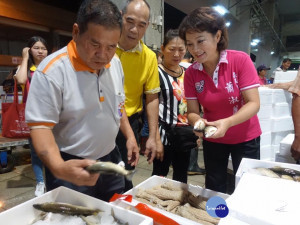 蕭淑麗體驗魚販的辛勞 扮演一天的魚販商