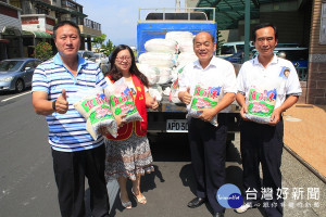 壯圍鄉彩繪地景收成的上千公斤白米全部捐給華山基金會。（圖／陳木隆攝）