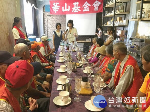 華山莿桐愛心天使站慶祝建站七週年，在「莿桐芒果戲院」舉辦感恩茶會，邀請獨居長輩、義工與社區鄉親同樂。（記者陳昭宗拍攝）