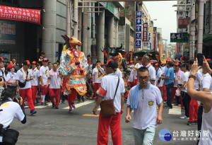 牛頭馬面帶頭上陣，城隍出巡囉。（記者扶小萍攝）