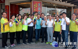 民進黨宜蘭縣長參選人陳歐珀與該黨羅東鎮公職參選人共同造勢（ 圖／陳歐珀競選辦公室提供）。